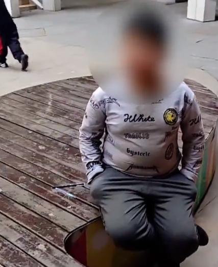 可乐瓶摔在地上,小男孩被可乐瓶砸伤缝了32针