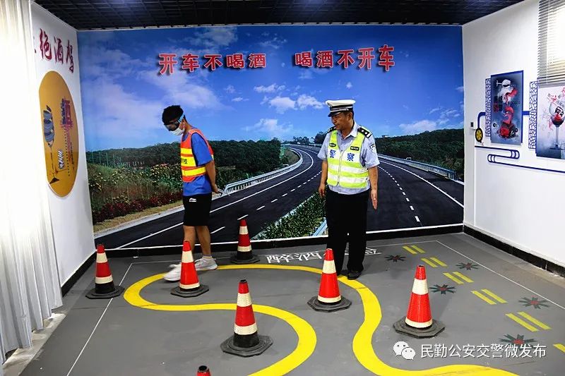 交警进学校开展暑假交通安全教育,民勤县公安交警走进驾校