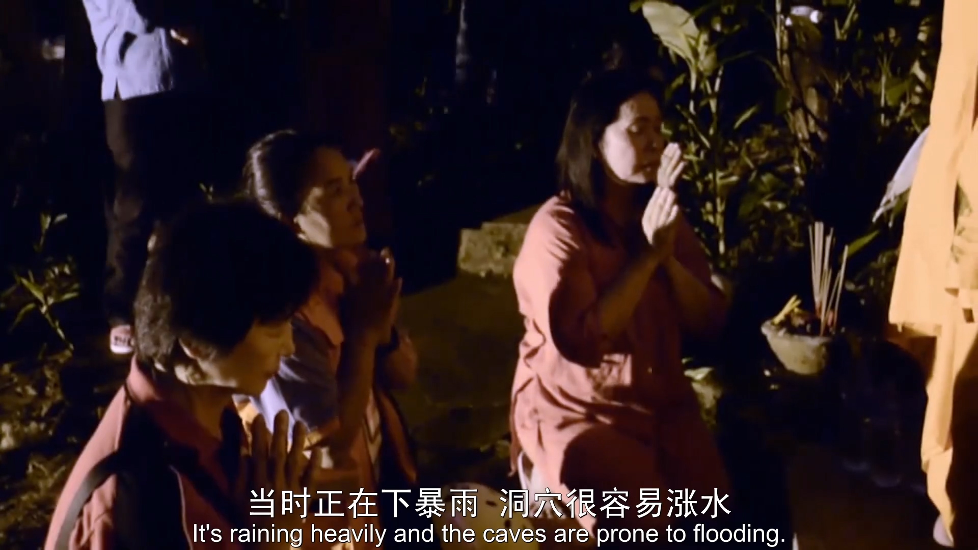 泰国18人球员困在洞穴事件全过程,泰国洞穴救援教练去世