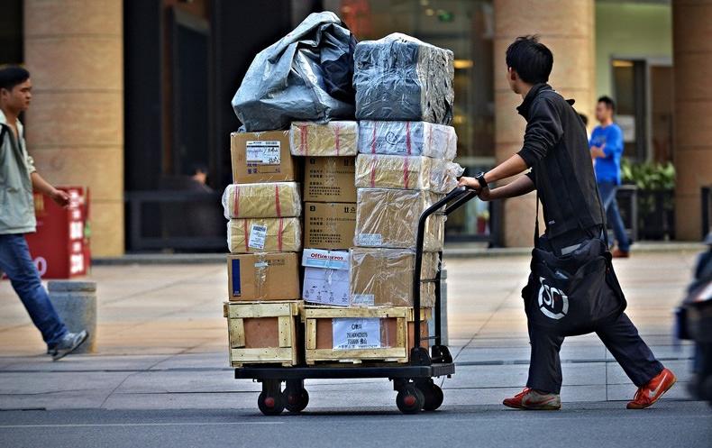 退快递上门取件和自己寄哪个便宜,上门取件和自己去快递点哪个便宜