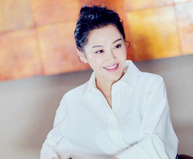 风情万种许晴现状,如今53岁的许晴身材和颜值