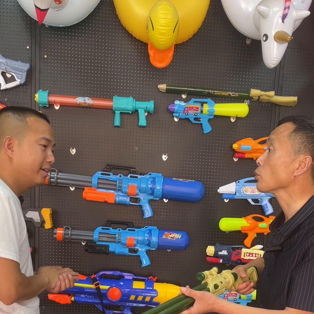 玩具水枪摆地摊叫卖,摆摊夜市卖水枪