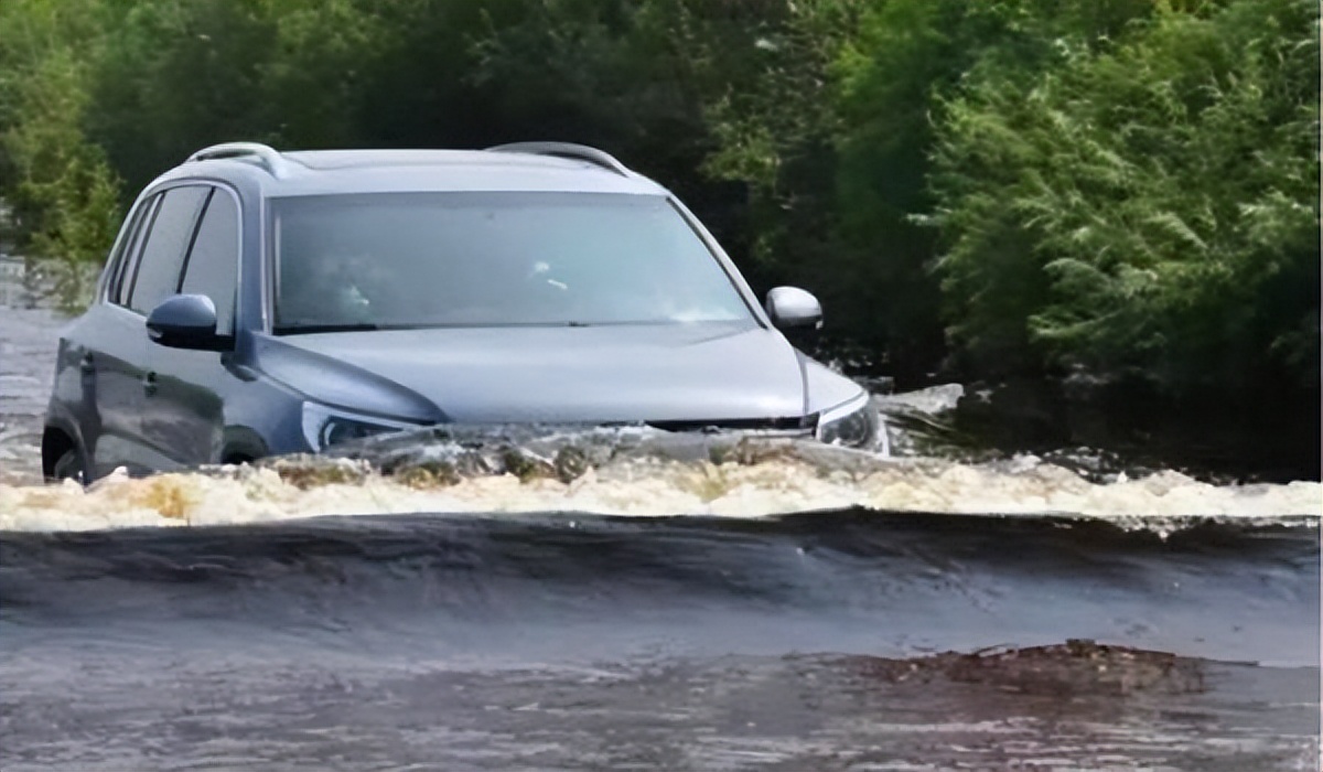雨天过水路要注意什么,车辆过水时速度快还是慢要好