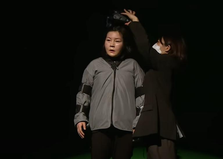 耗资7亿“复活”女儿后，她让患癌去世的母亲重生，惹哭网友：太心酸了