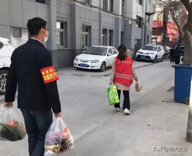 抗击疫情保民生送物资,抗疫社区工作人员送物资