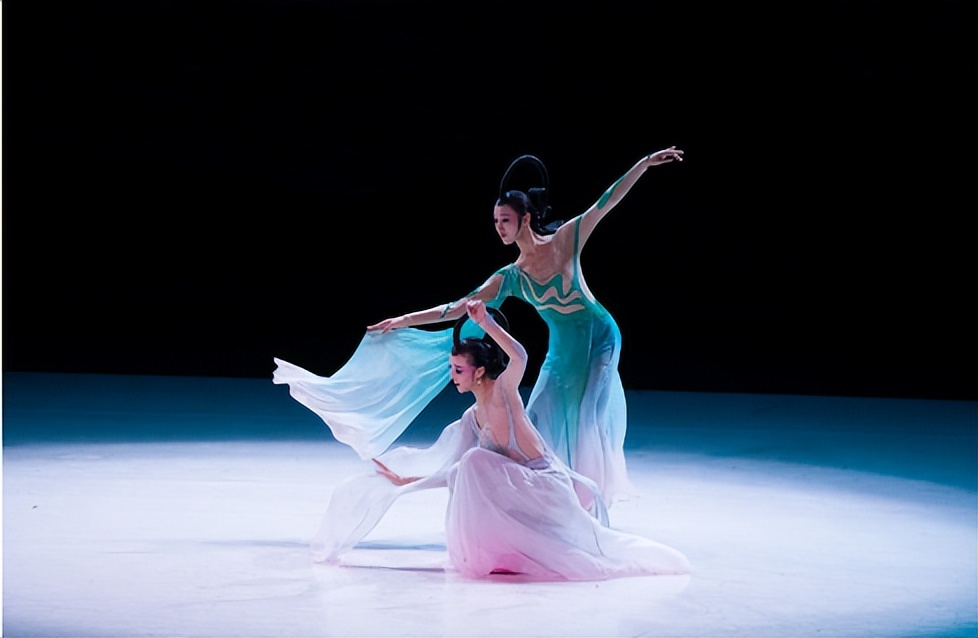 印度古典舞蹈的审美特征,中国印度舞蹈对比