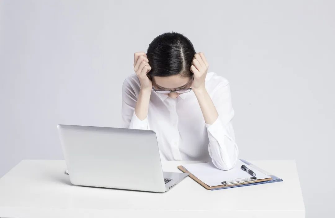 单位同事频繁出错你怎么办,同事异常紧张