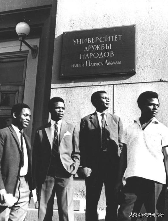 黑人留学生疯狂“*艳猎**”苏联女郎，遭苏联青年狂揍，引发黑人运动