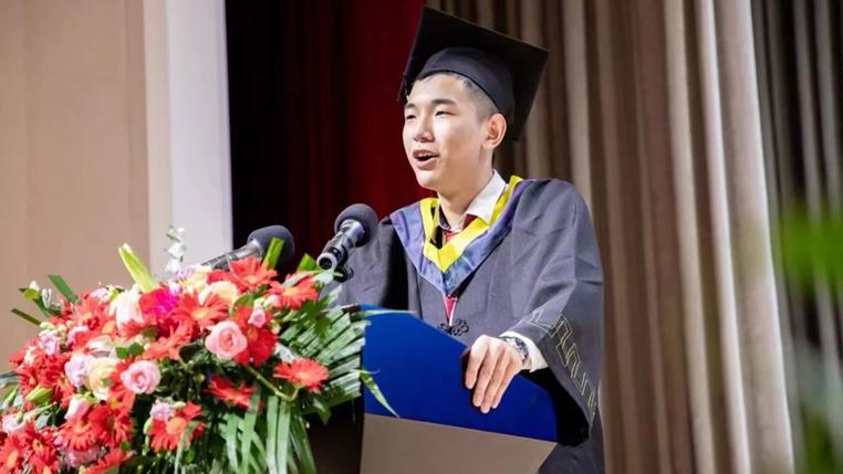 广东单身男子辛苦养娃19年，学霸儿子考上美名校为何却选择离世