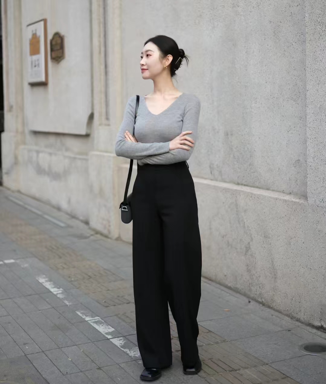 穿黑色裤子配什么色上衣,黑色宽腿裤子配什么上衣