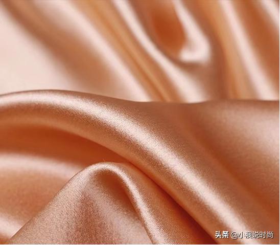 今年超火的裙子叫“凉凉裙”，时髦洋气显高级，扁臀女人都在穿