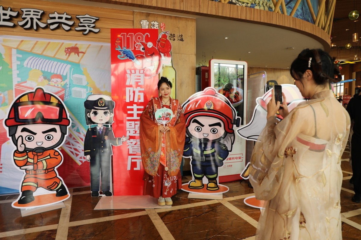 湖北省首家“小龙虾消防主题餐厅”亮相潜江！