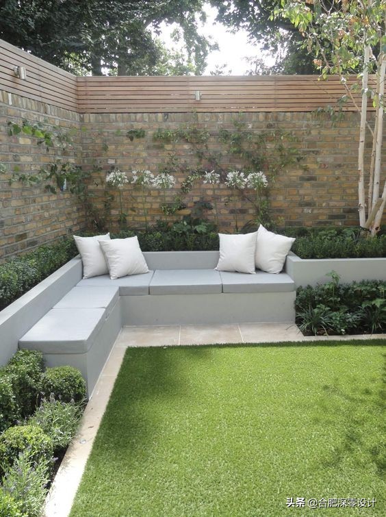 30平露台有凉亭和花坛卡座,卡座花坛后面还有空地怎么设计