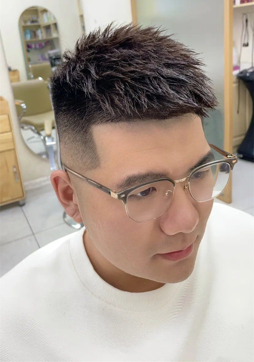 男人到40岁要理什么发型才更好看,男人过了40岁发型这样剪精神帅气