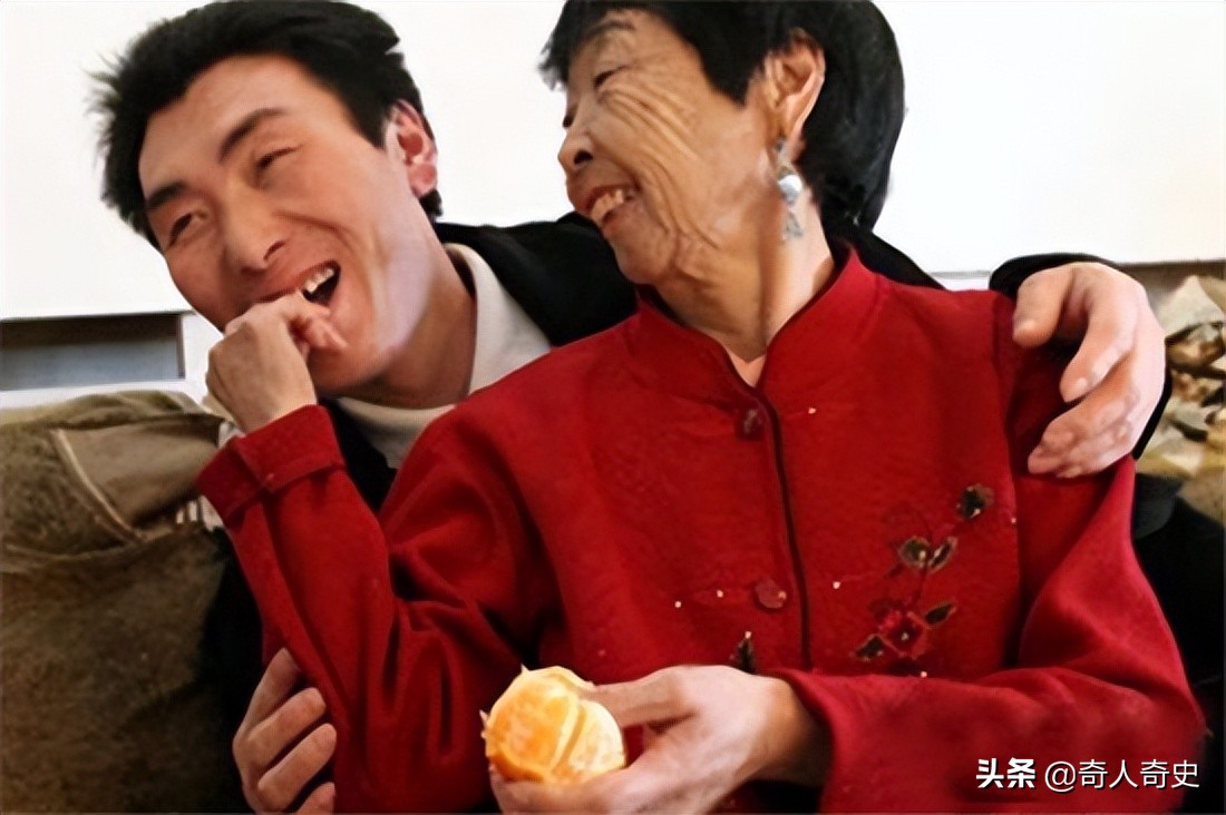 90后娶60岁老太太真实事件,25岁小伙不顾反对娶60岁大妈