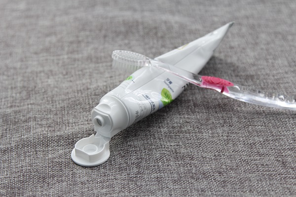 牙膏含有哪种成分对人的身体有害,含丁香和桂花成分的牙膏有哪一些