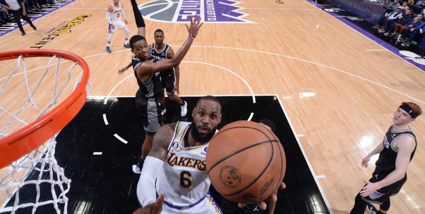 湖人不敌骑士威少16分3板3助攻,威少抢断三分绝杀詹姆斯的反应