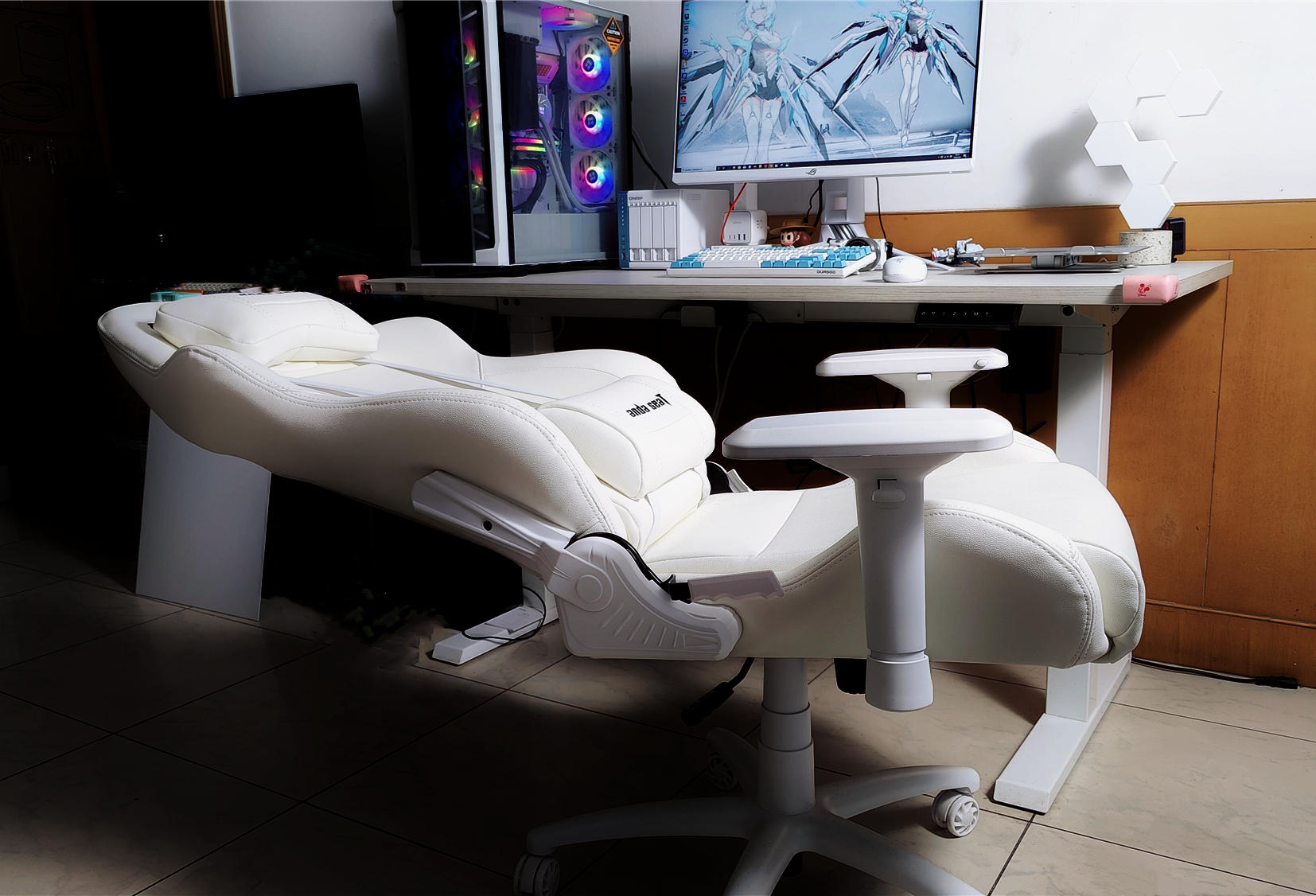 疫情期间居家找事做,耗资2W+打造纯白系居家办公桌面