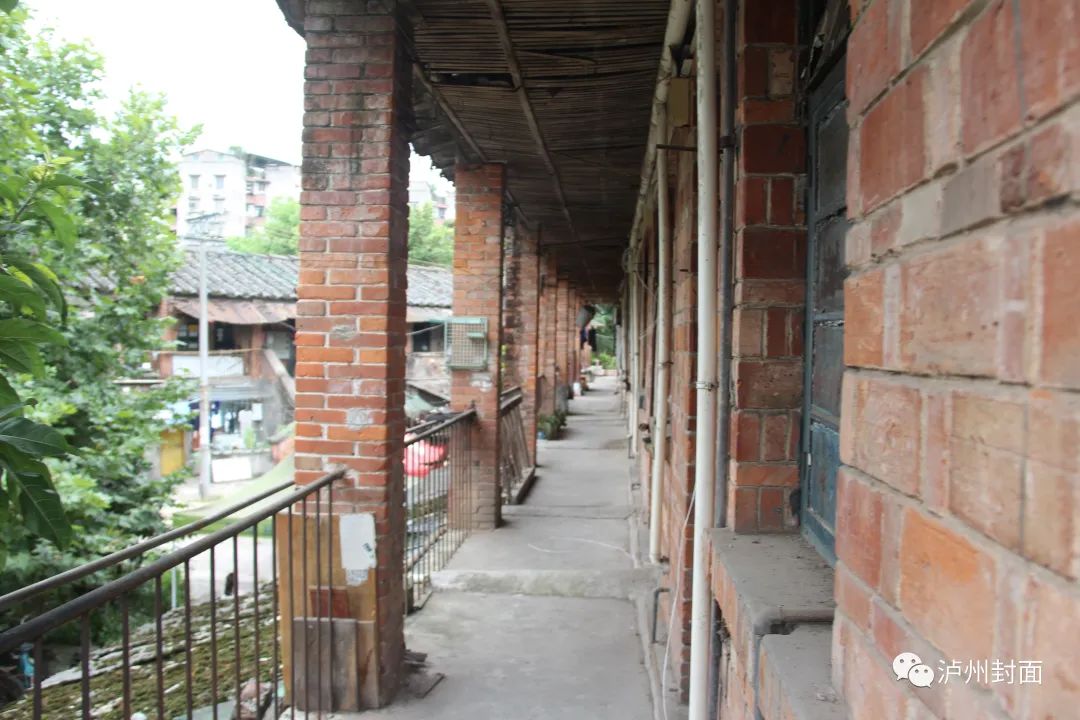 在高坝筒子楼，撞见一个暂停在八十年代的泸州