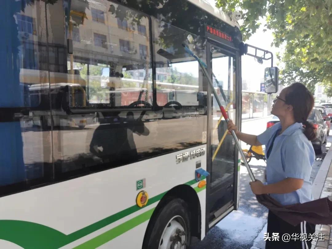 开通公交专线解决学生出行难题,各学校开通公交专车