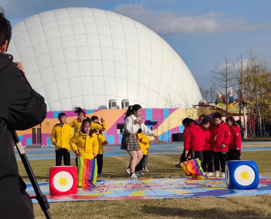 江苏大型少儿成长体验栏目《剪刀石头布》走进南京欢乐谷