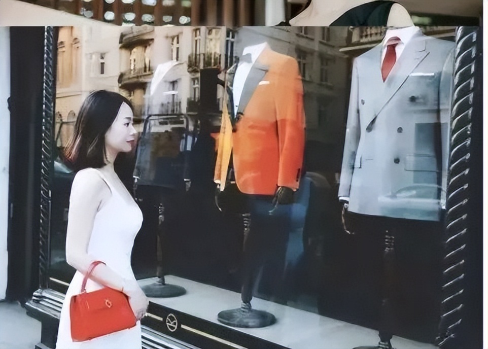 英国女王最喜欢的包包牌子,英国女王拿的包包价格