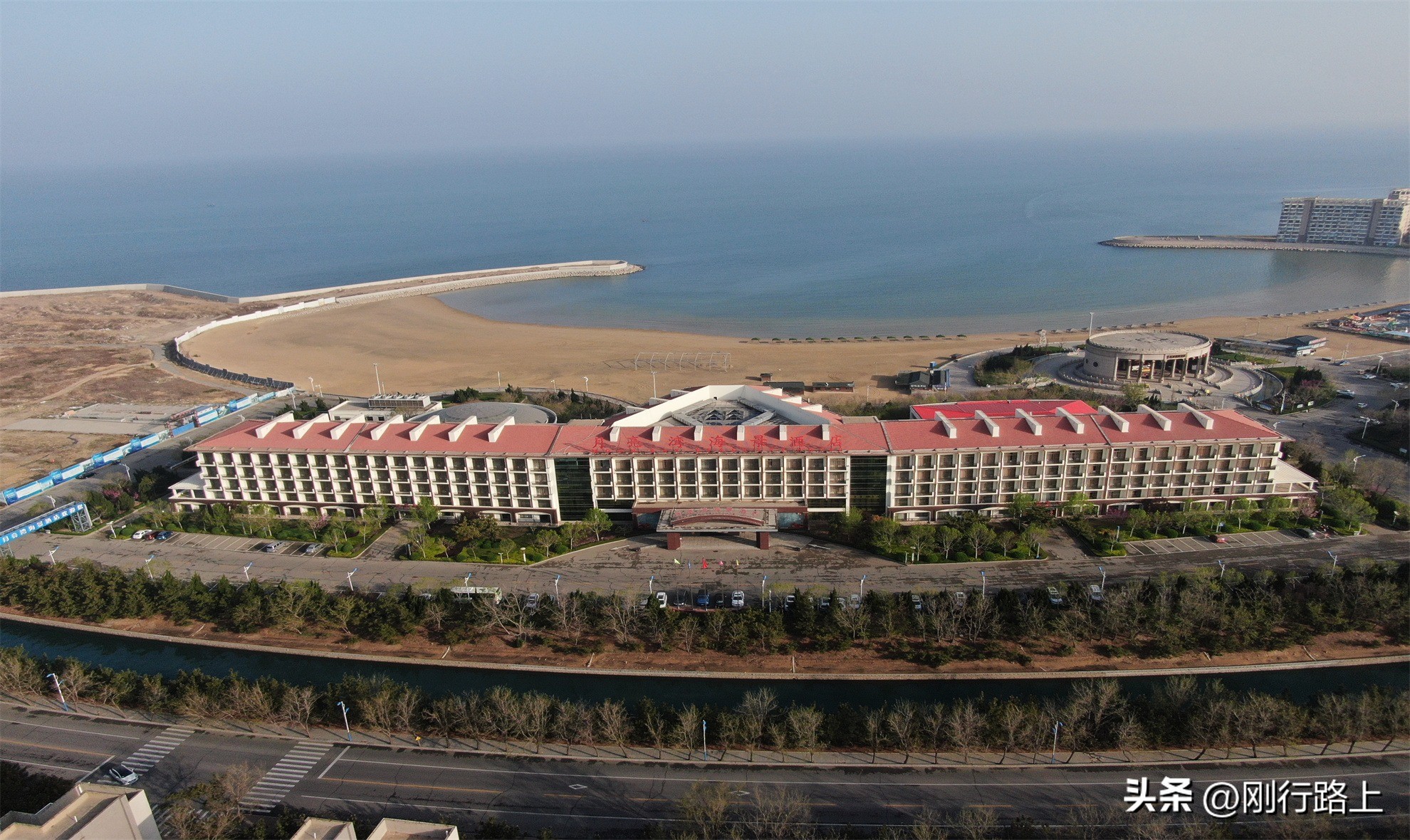 夏日总要去一趟山东龙口月亮湾的海滨沙滩吧