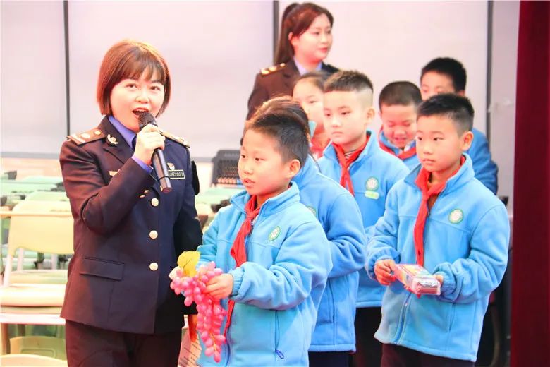 垃圾分类让我们的校园更多彩,垃圾分类童心同行