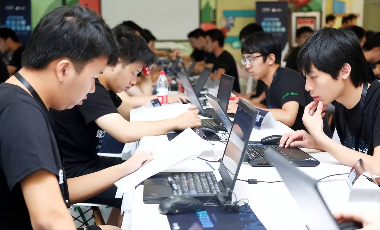 2023高考热门专业更新榜单，计算机未进前五，前三甲就业率比较高