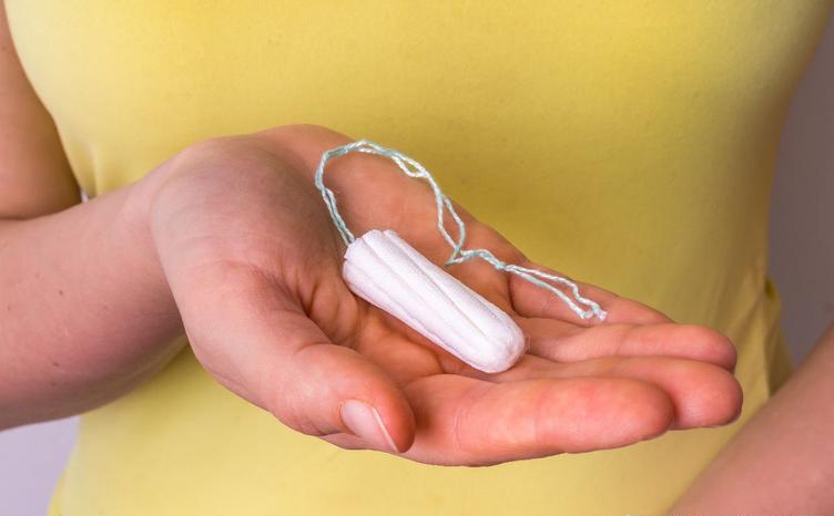 21岁女学生，偷用卫生棉条被卡住，去医院求助，医生苦笑：用错了