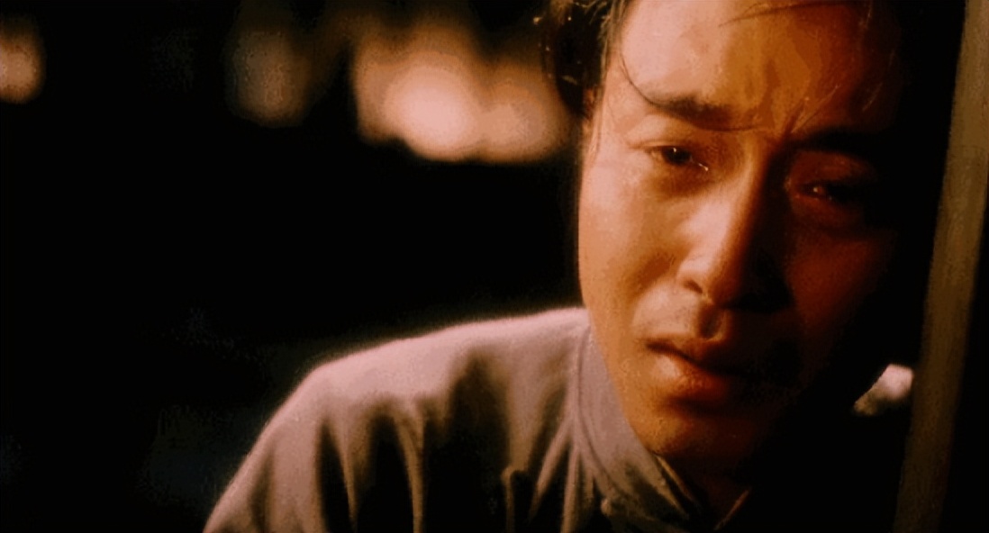 张国荣：被继母淋尿，原生家庭让他苦不堪言，46岁跳楼全身是伤