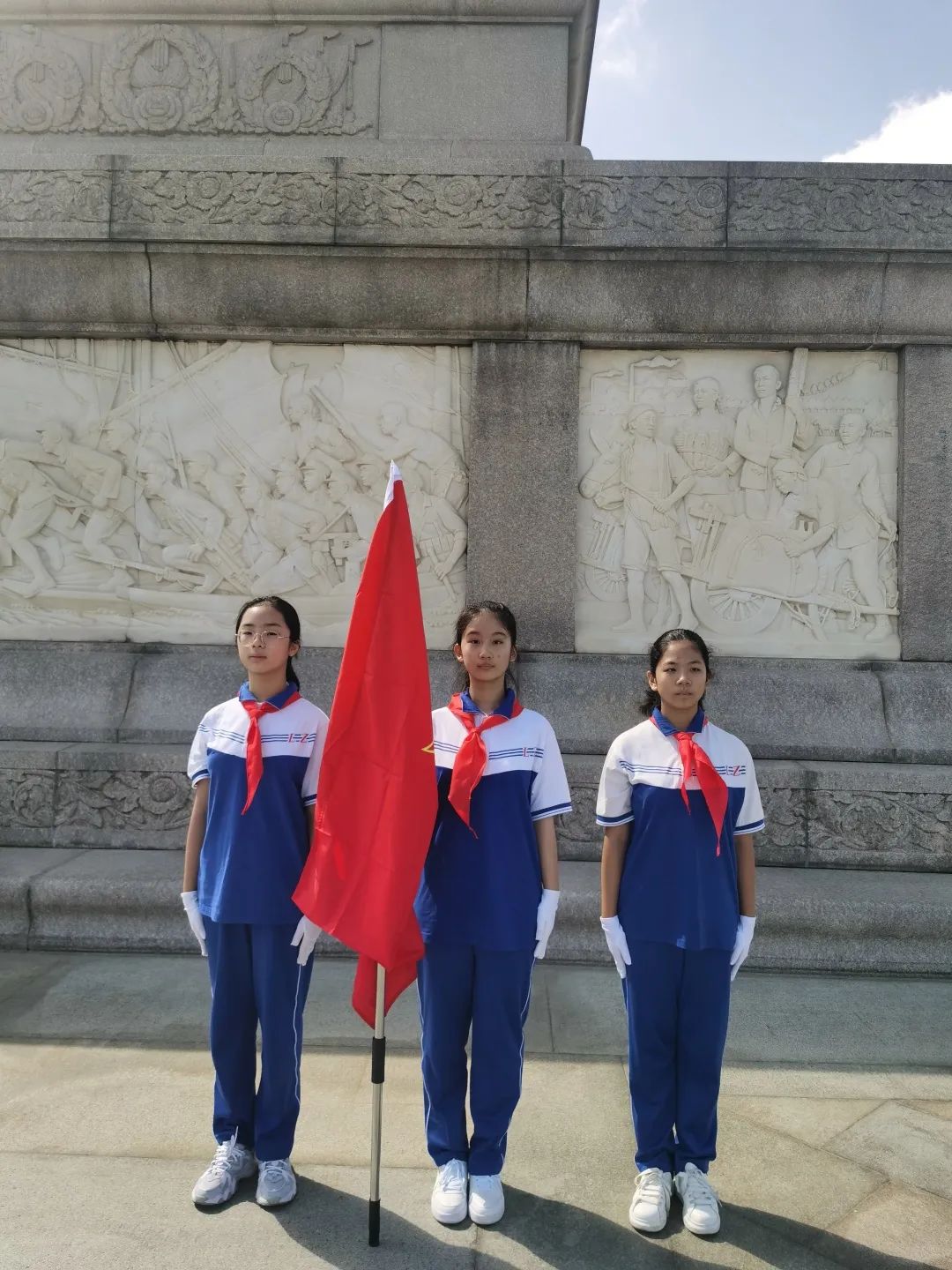 *党**建引领│缅怀革命先烈，传承红色基因——丰台区少先队员站立首都少年先锋岗