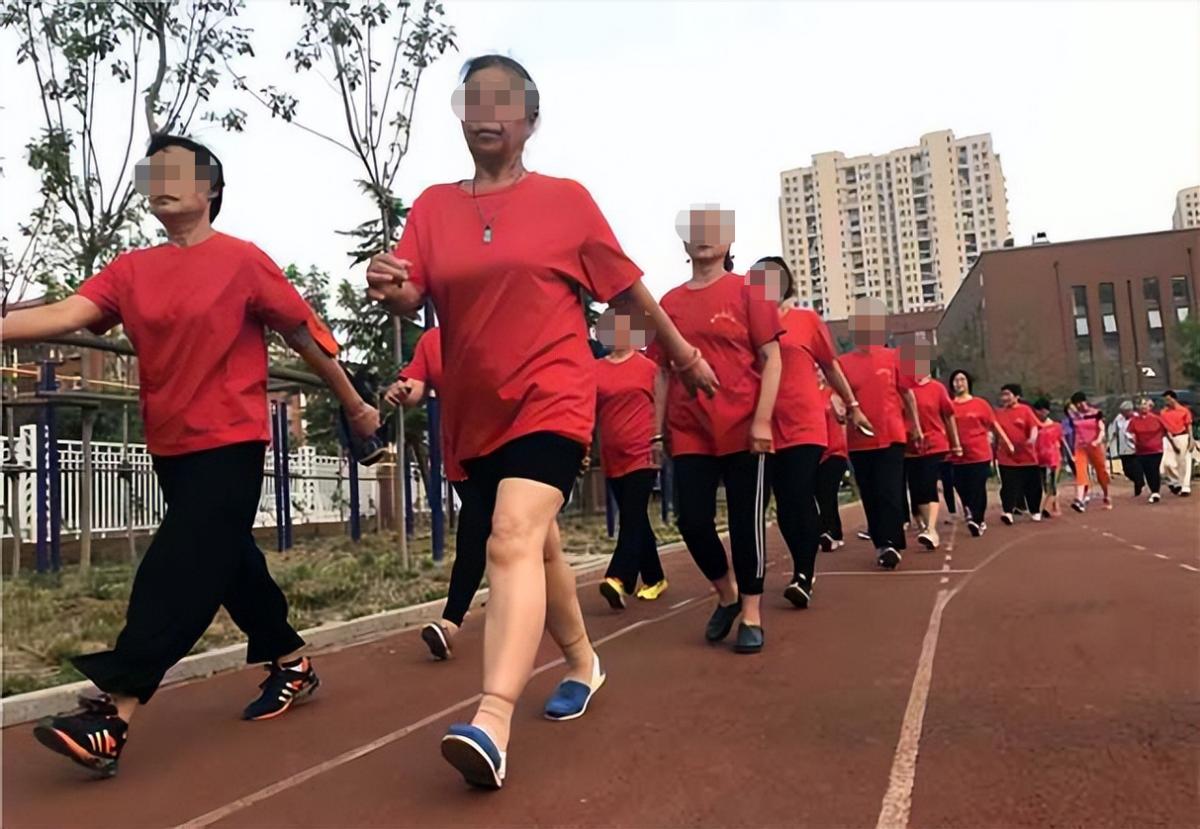 暴走团踢护栏后续,暴走团变打砸团