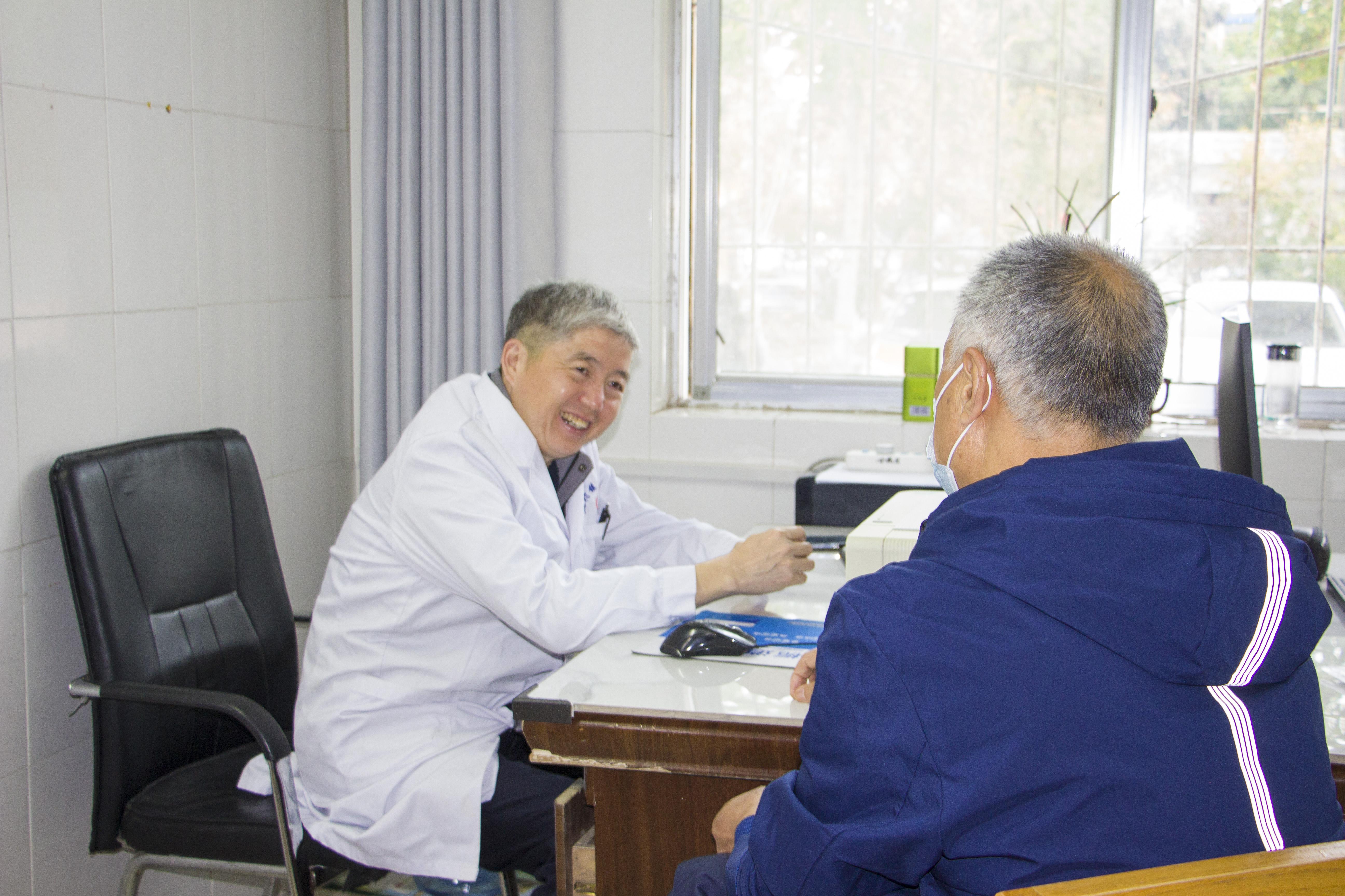 郑大二附院心血管外科专家赵根尚教授，河南荣康医院精神科专家任朝晖教授到灵宝市第五人民医院开展义诊活动