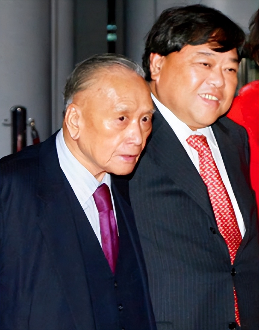 裘锦兰：嫁姐夫独吞13亿遗产，百亿家族独女欠债除夕夜状告继母