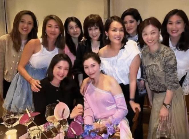 最近郭晶晶戴珠宝穿礼服现身,郭晶晶购物全过程视频