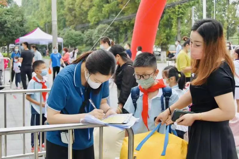 再见了，小盆友——9月19日成都家长成功“解除居家”……