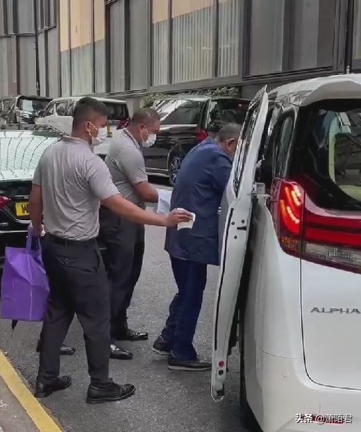 铜锣湾偶遇香港大佬刘銮雄,刘銮雄出门带几个保镖