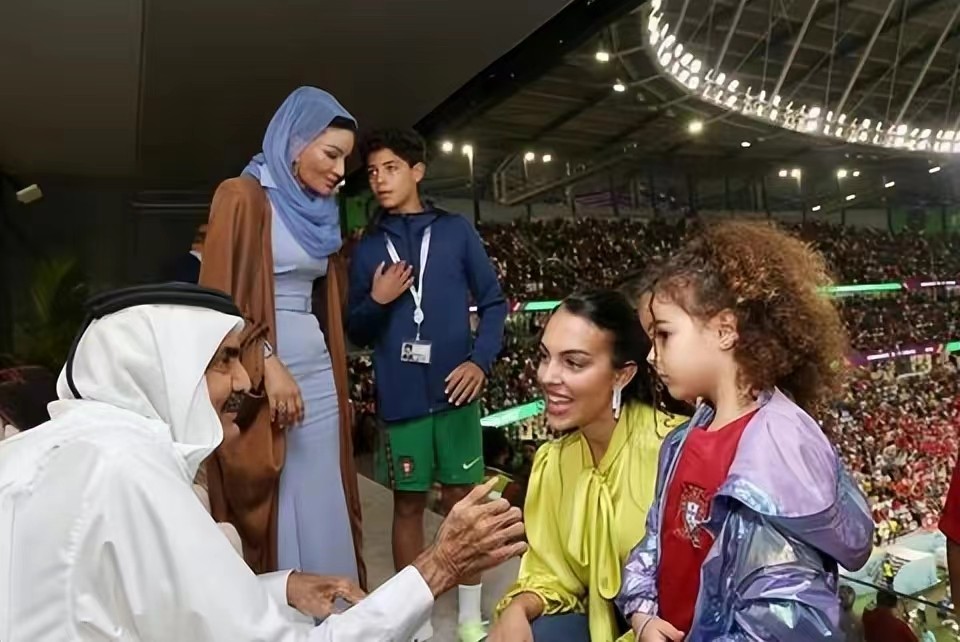 美翻了c罗女友异域风情装抢镜,c罗女友秀身材