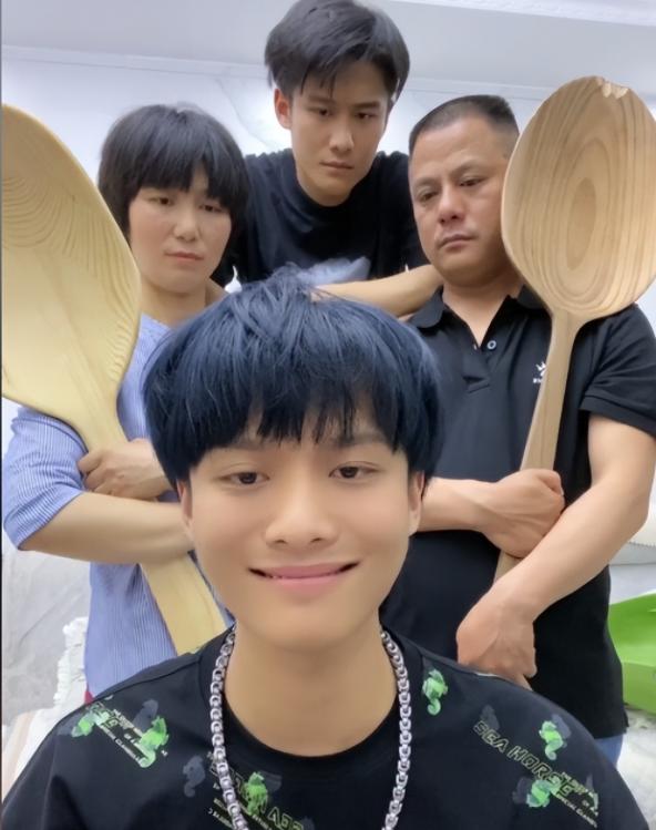 拿海鲜喂鸡、20秒36万进账，网红这一职业，真就“钱”途无量？