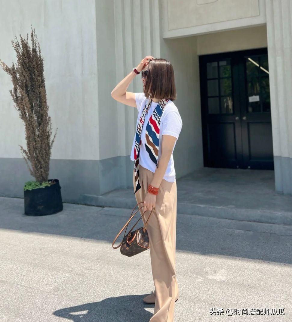 丝巾怎么穿才显得更有气质,土气又廉价的丝巾穿搭技巧