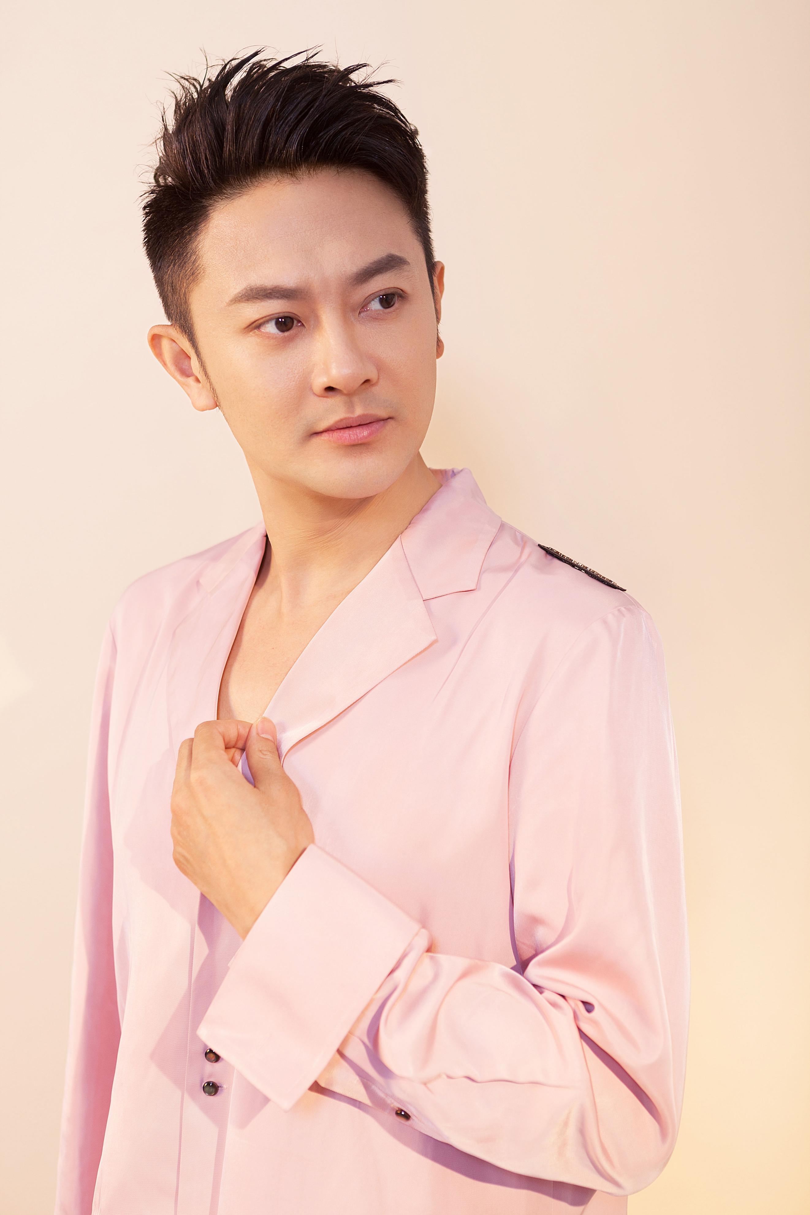 印小天泰国街头热舞，舞姿夸张表情抚媚引争议，精神状态惹人担心