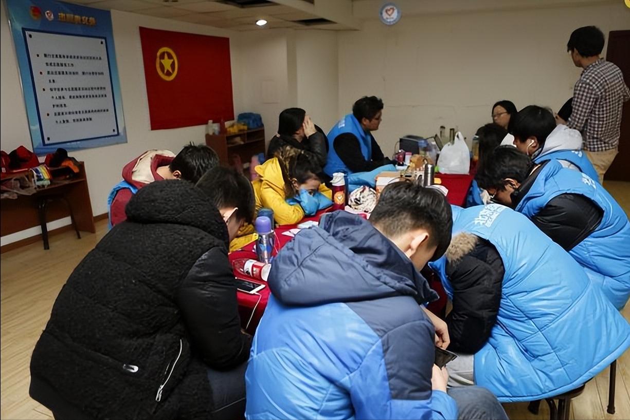 上海奇怪的一幕：团购的饮料成堆，志愿者拒绝搬运