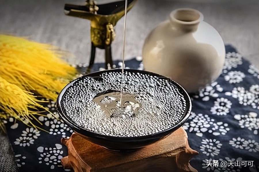 53度酱香型白酒怎么辨别真假,散装白酒鉴别真假粮食酒和勾兑酒