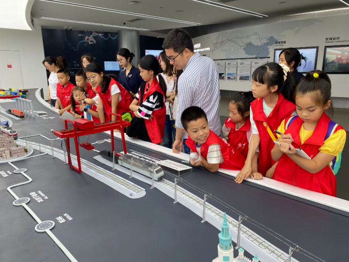 “沉浸式”看沙坪坝,红岩小记者研学行有趣又好玩