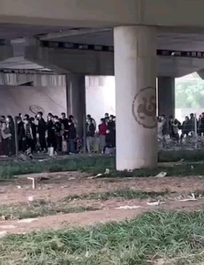 郑州富士康人为啥徒步返乡,为什么郑州富士康让人徒步返乡