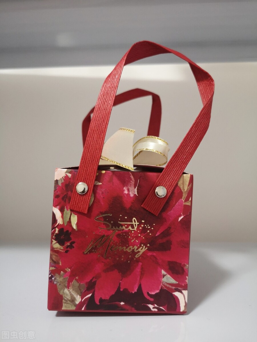 喜糖上蝴蝶结怎样系好看,喜糖蝴蝶结的系法礼品盒