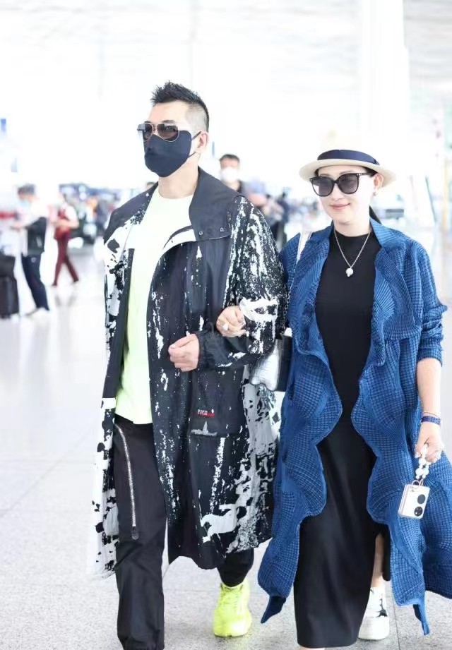 赵文卓陪老婆逛街,赵文卓妻子带儿女现身机场