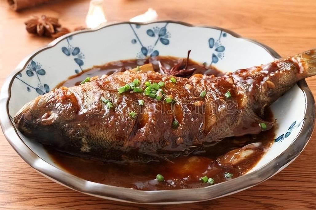 炖鱼要想去腥，别再放料酒了，只需多放2样，鱼肉香嫩，腥味全无