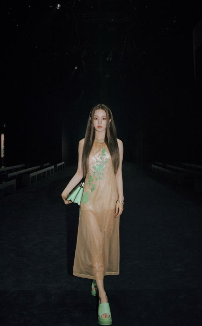 黑丝、抱胸、裸身，娱乐圈没被扒出的“*裤底**”，全在时尚周暴露了